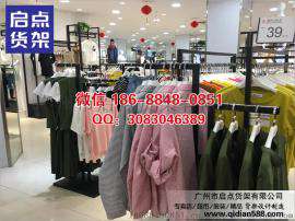 人潮涌动的KM门店,太平鸟男装货架,KM男装货架