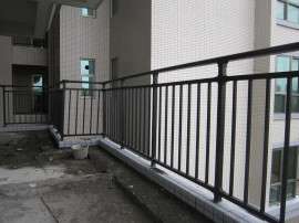 厂家直销锌钢阳台 护窗栏杆、空调栏杆、工厂围栏、欧式铁艺大门