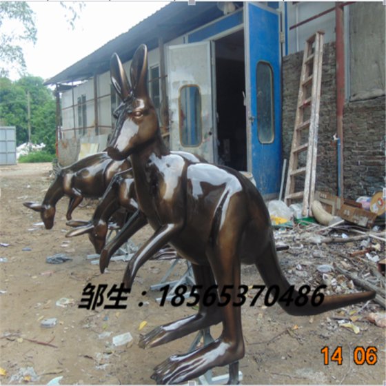 袋鼠雕塑_仿铜袋鼠雕塑摆件_玻璃钢卡通袋鼠雕塑小品
