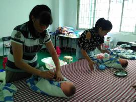 深圳育婴师价格与报价选友康，以保姆的价格享受高品质育婴师服务