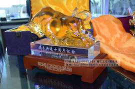 牛势-年终答谢合作客户纪念品，琉璃牛摆件礼品，深圳纪念礼品厂家