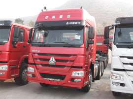 豪沃后双驱牵引车 豪沃国四牵引车